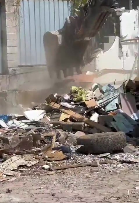 Демонтаж строения экскаватором